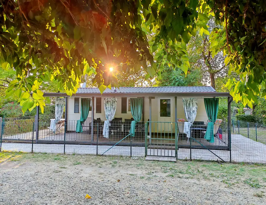 La casa móvil bajo la morera, dentro del resort