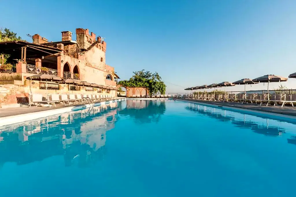 La piscina bajo la fortaleza del Ippotur